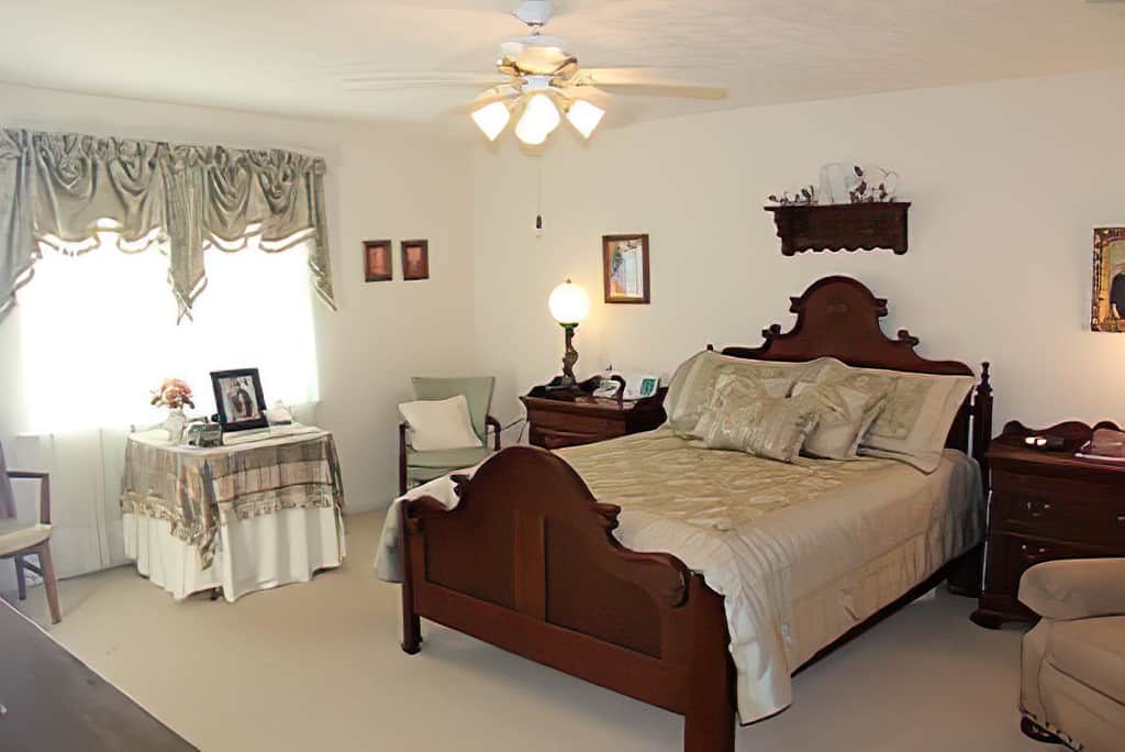 low poster bed