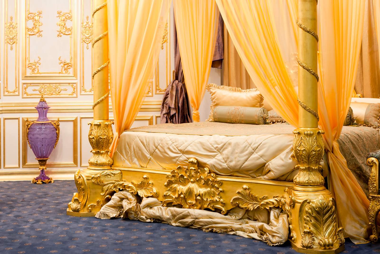 canopy bed