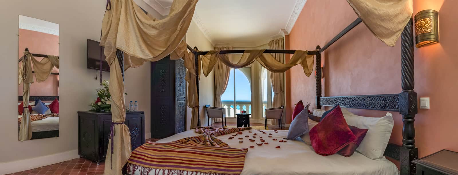 Canopy bed