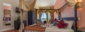 Canopy bed